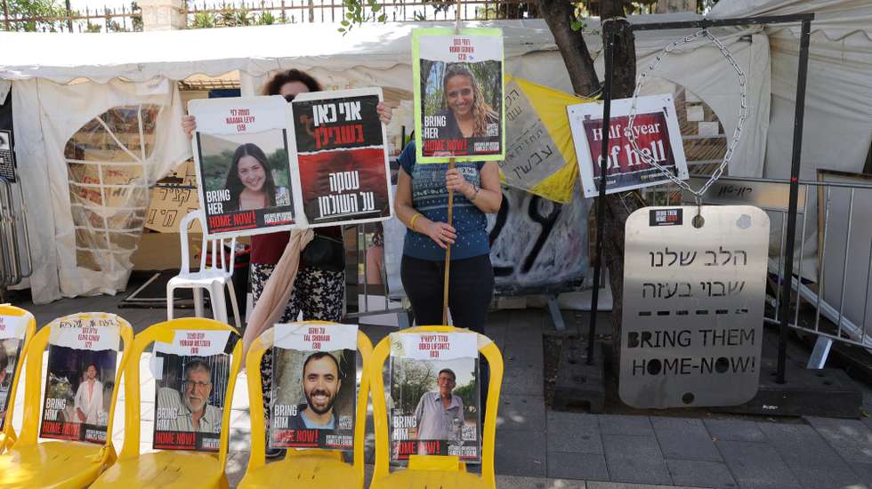epa11362207 People stand with pictures of Israeli hostages held by Hamas in Gaza outside the residence of the Israeli Prime Minister Benjamin Netanyahu, in Jerusalem, 23 May 2024. According to the Israeli defense forces, 128 Israelis hostages are still held by Hamas in Gaza. More than 35,000 Palestinians and over 1,400 Israelis have been killed, according to the Palestinian Health Ministry and the Israel Defense Forces (IDF), since Hamas militants launched an attack against Israel from the Gaza Strip on 07 October 2023, and the Israeli operations in Gaza and the West Bank which followed it.  EPA/ABIR SULTAN