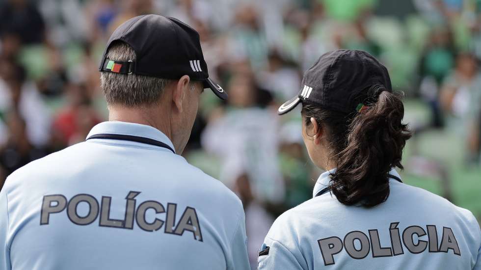 Elementos da PSP durante o jogo da 2ª jornada da I Liga de futebol, Rio Ave FC vs SC Farense, realizado no Estádio do Rio Ave Futebol Clube, 17 Agosto 2024, MANUEL FERNANDO ARAUJO/LUSA