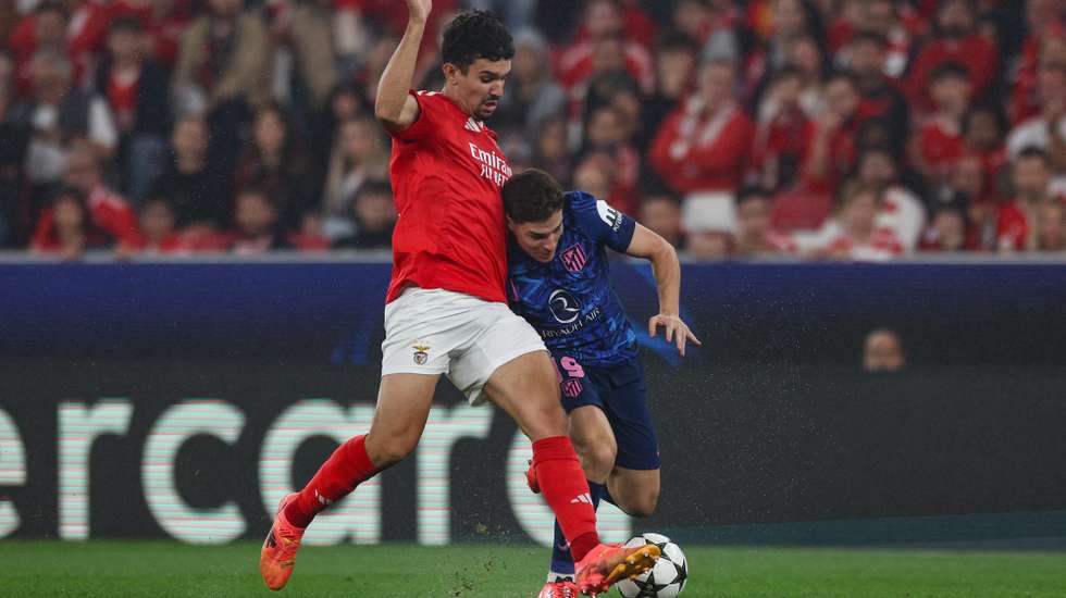 Benfica player Tomas Araujo (L) in action against Atletico Madrid player Julian Alvarez during the UEFA Champions League soccer match held at Luz stadium, in Lisbon, Porrtugal, 02 October 2024. MIGUEL A. LOPES/LUSA