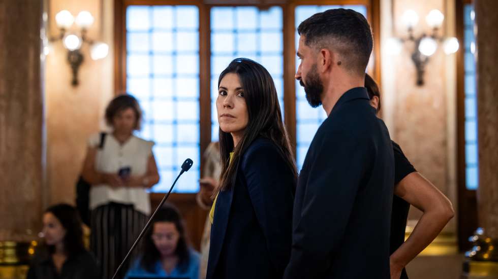 A coordenadora do Bloco de Esquerda (BE), Mariana Mortágua (E), acompanhada pelo líder parlamentar do BE, Fabian Figueiredo (D), fala aos jornalistas após uma reunião com o Governo para discussão do Orçamento de Estado 2025, na Assembleia da República, em Lisboa, 10 de setembro de 2024. JOSÉ SENA GOULÃO/LUSA