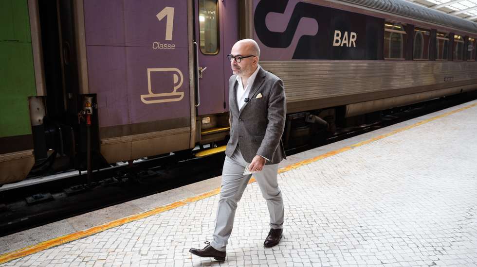 O ministro das Infraestruturas e Habitação, Miguel Pinto Luz, após levantar o Passe Ferroviário Verde na bilheteira da CP e de partida, num comboio Intercidades, entre as estações de Santa Apolónia e Santarém, para assinalar o primeiro dia de entrada em vigor do novo título de transporte, em Lisboa, 21 de outubro de 2024. ANTÓNIO PEDRO SANTOS/LUSA