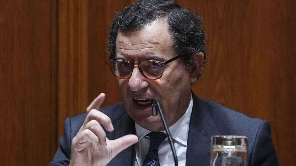 O ministro-adjunto e da Coesão Territorial, Manuel Castro Almeida, fala perante a Comissão de Orçamento, Finanças e Administração Pública, na Assembleia da República em Lisboa, 07 de novembro de 2024. TIAGO PETINGA/LUSA