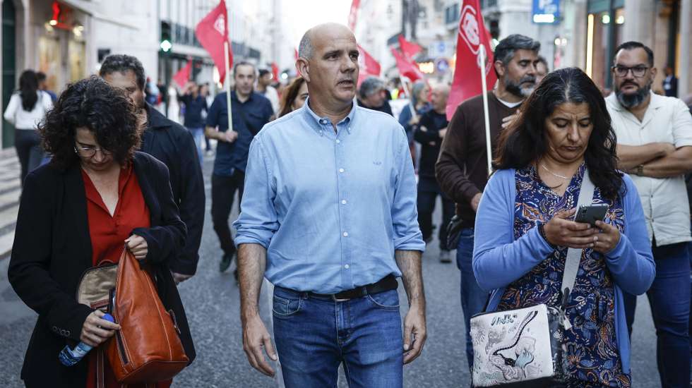 O secretário-geral do Partido Comunista Português (PCP), Paulo Raimundo (C), durante a manifestação nacional organizada pela CGTP-IN, sob o tema "Aumentar os salários e as pensões - Defender os serviços públicos e as funções sociais do Estado - Resolver os problemas do País", entre o Cais do Sodré e a Praça dos Restauradores, em Lisboa, 09 de novembro de 2024. A manifestação é o culminar da "Ação Nacional de Mobilização, Reivindicação e Luta", que decorreu entre os dias 7 de outubro e 8 de novembro. ANTÓNIO PEDRO SANTOS/LUSA