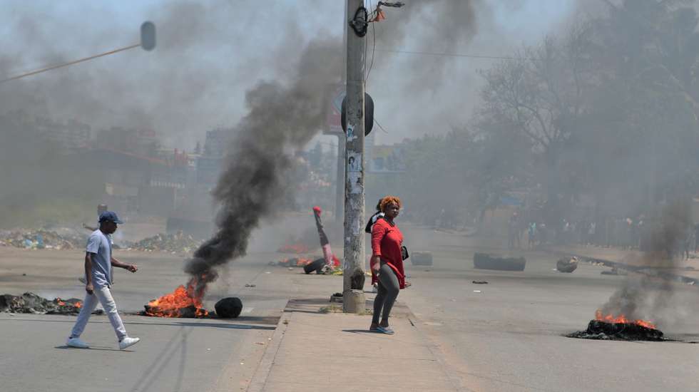 Demonstrators during protets in Maputo, Mozambique, 04 December 2024. After the whistles, badges alluding to presidential candidate Venâncio Mondlane became the new business in Maputo, on a day when the Mozambican capital was once again taken over by barricades, tyres and burning vehicles, in a new post-election protest.  LUÍSA NHANTUMBO/LUSA
