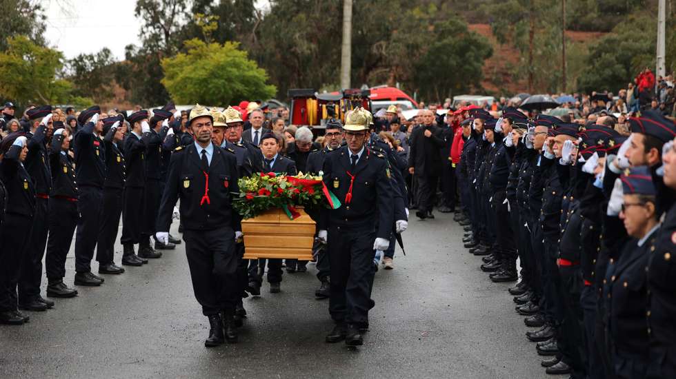 Cerimónias fúnebres do bombeiro Dinis Conceição, que morreu na sequência do despiste de um veículo de combate a incêndios da corporação de Odemira, no distrito de Beja, em Odemira, 05 de janeiro de 2025. NUNO VEIGA/LUSA