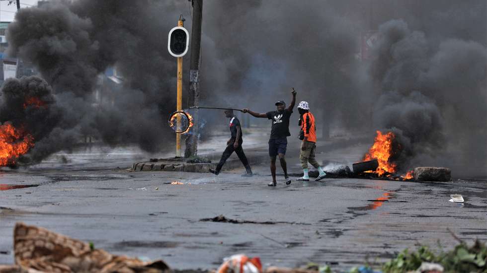 Social unrest, barricades and burning tyres, with police firing to disperse demonstrators, returned to some areas of Maputo this morning, on the day of the swearing-in of deputies elected to the 10th legislature, in Maputo, Mozambique, 13 January 2024. The Assembly of the Republic of Mozambique is today swearing in the deputies elected to the 10th legislature, but two of the parties, Renamo and MDM, have already announced that they will boycott the ceremony, contesting the electoral process on a day when new protests are planned in the country. LUISA NHANTUMBO/LUSA