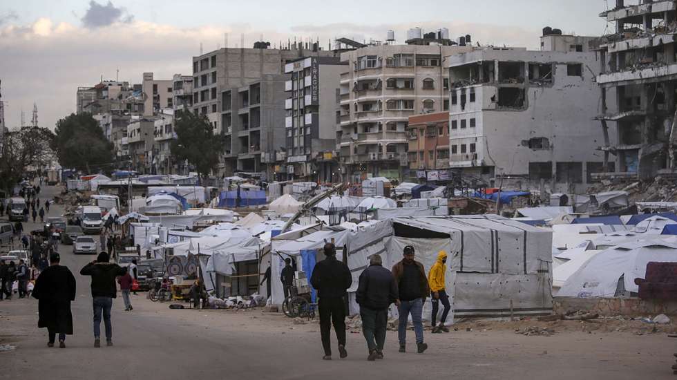 epa11976752 Tents of displaced Palestinians from northern Gaza are set up near destroyed buildings in Gaza City, 20 March 2025, after the Israeli army issued evacuation orders for areas in northern Gaza. Israeli forces resumed airstrikes on Gaza on 18 March, ending a ceasefire that had been in place since 19 January.  EPA/MOHAMMED SABER