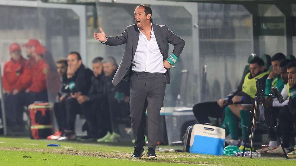 O treinador do Rio Ave, Petit, reage durante o jogo da I Liga de Futebol contra o Boavista, realizado no Estádio da Mata Real, em Paços de Ferreira, 7 de abril de 2025. JOSÉ COELHO/LUSA