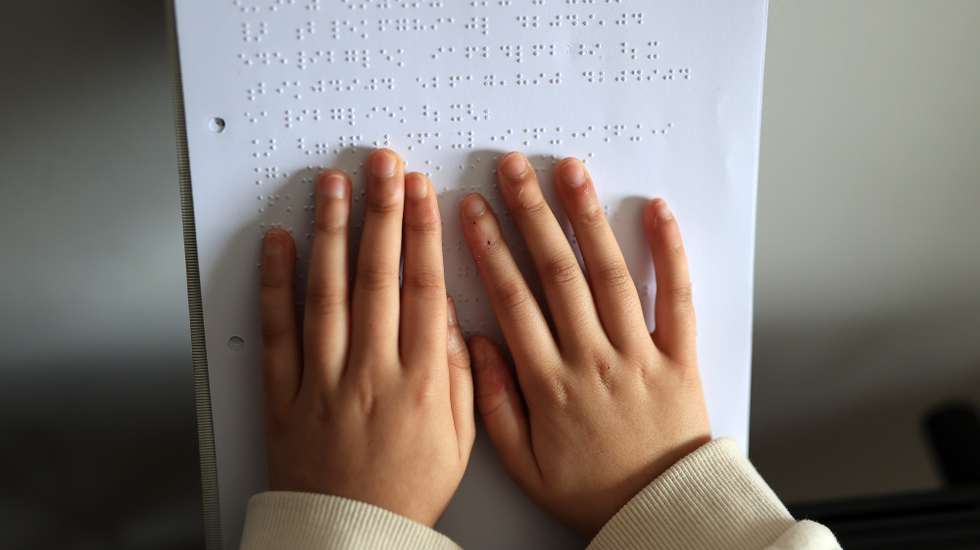 Mariana Peixoto lê uma pauta musical em braille, Porto, 19 de fevereiro de 2025. Mariana Peixoto, tem 11 anos, é cega, mas isso não a impede de praticar ‘surf’, andar de bicicleta ou tocar piano. (ACOMPANHA TEXTO DE 22-02-2025) ESTELA SILVA/LUSA