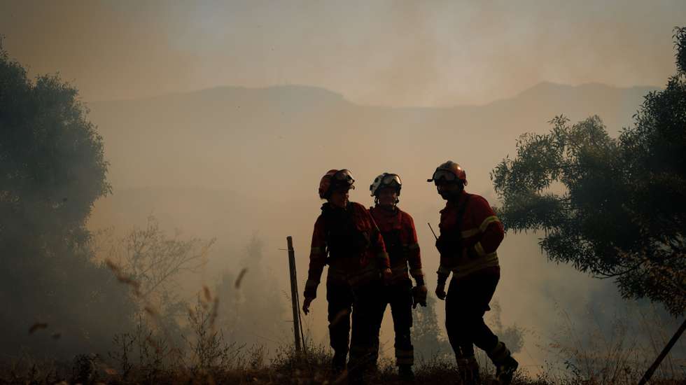 Bombeiros durante o combate a um incêndio na Aldeia de Gontães, Vila Real, 4 de agosto de 2025. Pelas 16:30, mais de 2.200 operacionais e cerca de 710 meios de transporte, inclusive 19 meios aéreos, combatiam 63 incêndios rurais em Portugal continental, com destaque para os fogos em Vila Real e Celorico de Basto (distrito de Braga), segundo a Proteção Civil. PEDRO SARMENTO COSTA/LUSA