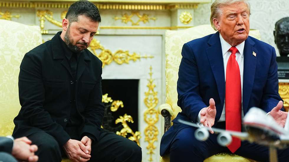 epa12308553 United States President Donald J Trump (R) meets President of Ukraine Volodymyr Zelensky (L) in the Oval Office of the White House in Washington, DC, USA, 18 August 2025.  European Leaders are at the White House in support of President Zelenskyy following President Trump’s meeting with President Vladimir Putin of Russia in Anchorage, Alaska, USA, on August 15, 2025.  EPA/AARON SCHWARTZ / POOL