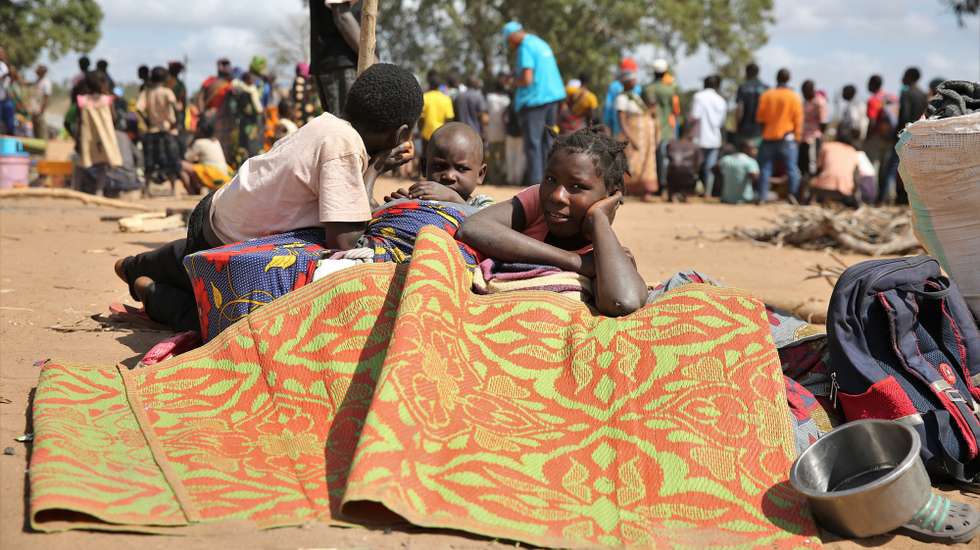 Cerca de 1.900 famílias deslocadas, fugidas de ataques armados em aldeias de Chiúre, estão acomodadas na Escola Primária Completa dos Coqueiros, Cabo Delgado, Moçambique, 29 de julho de 2025. Moçambique tem sofrido, nos últimos tempos, ataques, sobretudo na província de Cabo Delgado, no norte do país, rica em gás e que enfrenta desde 2017 uma rebelião armada, que já provocou milhares de mortos e uma crise humanitária, com mais de um milhão de pessoas deslocadas. (ACOMPANHA TEXTO)  LUÍSA NHANTUMBO/LUSA