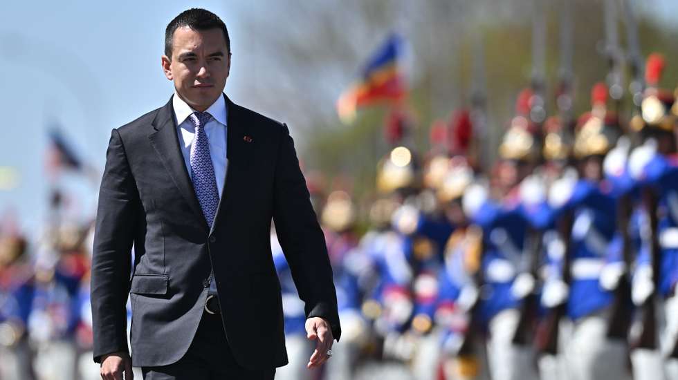 epa12308357 Ecuadorian President Daniel Noboa (C) arrives at the Planalto Palace for a meeting with President of Brazil Luiz Inacio Lula da Silva in Brasilia, Brazil, 18 August 2025.  EPA/ANDRE BORGES