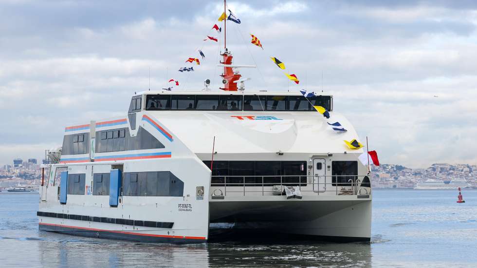 O Navio Leader “Cegonha Branca”, o 1.º navio elétrico da TTSL - Transtejo Soflusa,  foi esta manhã inaugurado pelo primeiro-ministro, António Costa, e pelo ministro do Ambiente e da Ação Climática, Duarte Cordeiro (ausentes da fotografia), no Terminal Fluvial do Seixal, 28 de novembro de 2023. ANTÓNIO COTRIM/LUSA