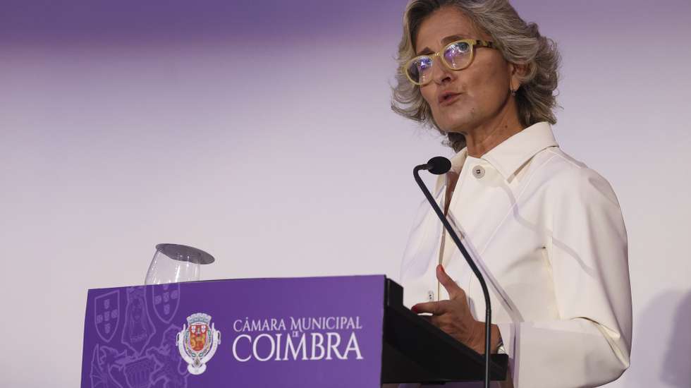 A presidente da Câmara Municipal de Coimbra, Ana Abrunhosa, durante a cerimónia de posse dos orgãos autárquicos de Coimbra onde foi empossada como presidente da autarquia, no Convento São Francisco, Coimbra, 4 de novembro de 2025. PAULO NOVAIS/LUSA