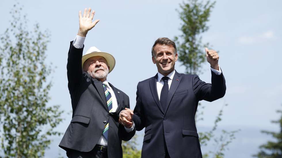 epa13041151 French President Emmanuel Macron (R) welcomes Brazilian President Luiz Inacio Lula da Silva at Hotel Royal during the G7 Summit in Evian-les-Bains, France, 16 June 2026. The 52nd G7 Summit takes place in Evian-les-Bains from 15 to 17 June 2026.  EPA/YOAN VALAT