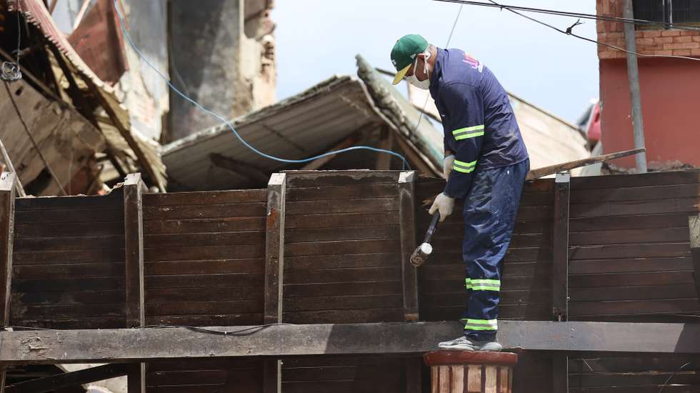 epa13069333 A man works in an earthquake-affected area in El Junquito, Venezuela, 27 June 2026. The death toll from the twin earthquakes in Venezuela had risen to at least 1,430.  EPA/Ronald Pena R