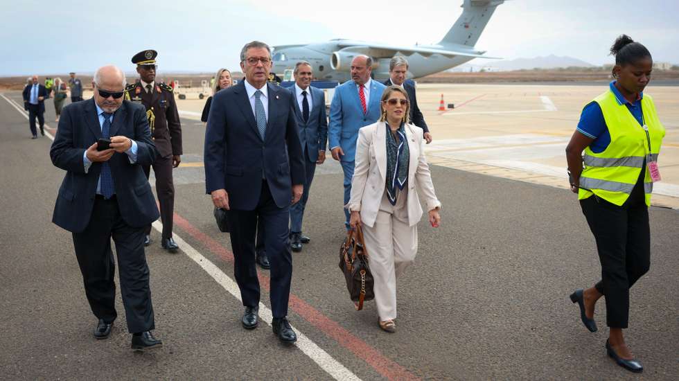 O Presidente da República, António José Seguro (3-E), à chegada à ilha da Boa Vista, Cabo Verde, 23 de julho de 2026. Esta é a primeira visita de Estado de António José Seguro e decorre a convite do Presidente da República de Cabo Verde, José Maria Neves. O programa da visita de três dias contempla o reforço da cooperação multilateral, particularmente no quadro da Parceria Especial entre Cabo Verde e a União Europeia. ANTÓNIO PEDRO SANTOS/LUSA