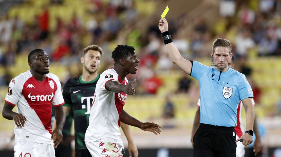 epa10186422 Breel Embolo (C) of AS Monaco receives a yellow card from Norwegian referee Espen Eskas during the UEFA Europa League Group H soccer match between AS Monaco and Ferencvaros TC, at Stade Louis II, in Monaco, 15 September 2022.  EPA/SEBASTIEN NOGIER