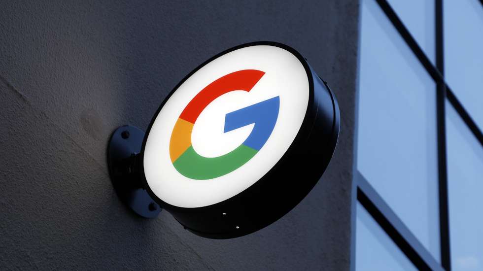 epa09281588 A view of the Google 'G' sign at the entrance to the Google retail store in the Chelsea neighborhood of New York, New York, USA, 17 June 2021. The Google Store, which opened today, will allow customers to browse through and buy an extensive selection of products made by Google, ranging from Pixel phones, Nest products, Fitbit devices and Pixelbooks.  EPA/JASON SZENES