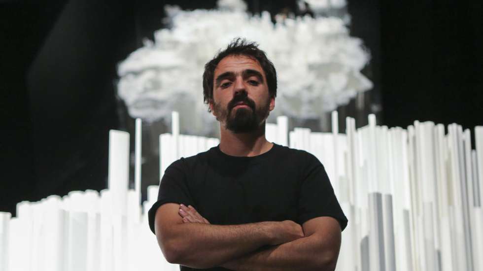 Reconhecido pelas figuras que esculpe em muros, Vhils tornou-se um dos artistas portugueses mais influentes além-fronteiras