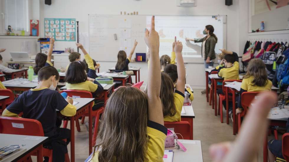 Alunos assistem a uma aula no Colégio do Rosário, no Porto, 19 de maio de 2021. Sem nenhuma “receita” para o sucesso além de “dedicação, trabalho e rigor”, o Colégio do Rosário, no Porto, volta a ser, num ano de inovação e de gestão de crise, a escola com melhores resultados nos exames do secundário. (ACOMPANHA TEXTO DA LUSA DO DIA 21 DE MAIO DE 2021) JOSÉ COELHO/LUSA