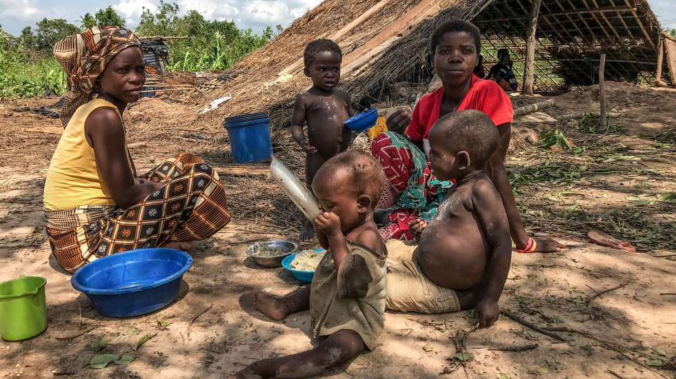Casas destruídas pelo ciclone Gombe, bairro de Topelane, vila de Monapo, província de Nampula, Moçambique, 13 de março de 2022. A tempestade Gombe chegou à costa moçambicana na madrugada de sexta-feira na categoria de ciclone intenso com chuva torrencial e vento de 165 quilómetros por hora, com rajadas superiores a 200 km/hora. ANDRÉ CATUEIRA/LUSA