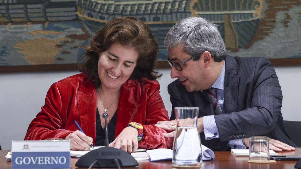 A ministra do Trabalho, Solidariedade e Segurança Social, Ana Mendes Godinho, acompanhada pelo secretário de Estado do Trabalho, Miguel Fontes, na Reunião plenária do Conselho Permanente de Concertação Social, esta tarde em Lisboa, 14 de dezembro de 2022.  MIGUEL A. LOPES/LUSA