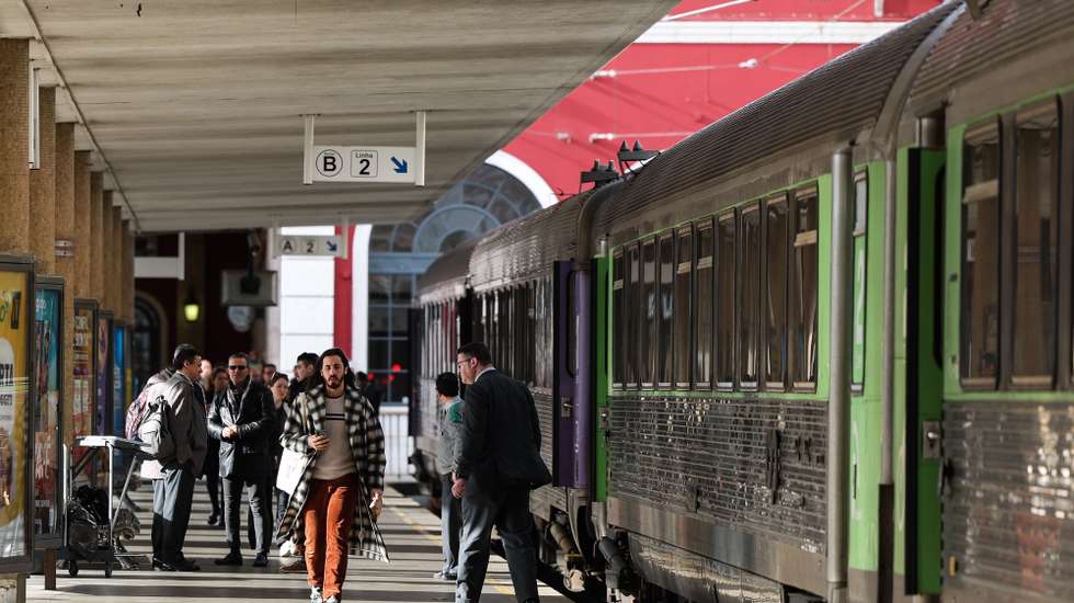 A CP suprimiu 143 comboios dos 249 programados entre as 00:00 e as 08:00 de hoje devido à greve dos trabalhadores da transportadora, segundo um balanço enviado pela empresa à Lusa, Santa Apolónia, Lisboa, 27 de fevereiro de 2023. Os trabalhadores da CP dão hoje início a mais greves, com a transportadora a alertar para “fortes perturbações” até 02 de março, num protesto pelo impasse nas negociações salariais que também envolve a Infraestruturas de Portugal (IP). TIAGO PETINGA/LUSA