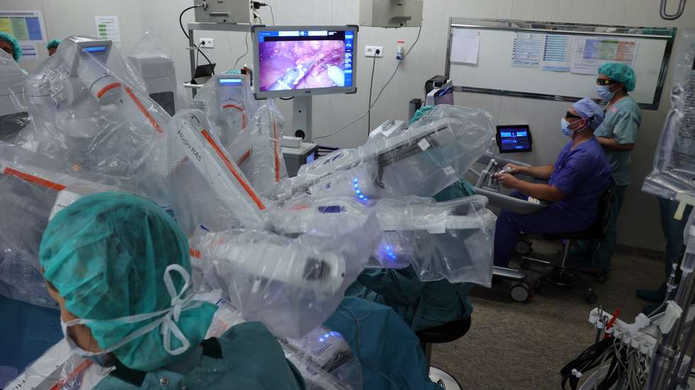 O serviço de Urologias do Hospital de Santo António, pelo programa de cirurgia robótica do Centro Hospitalar Universitário de Santo António (CHUdSA), começou hoje a realizar cirurgia assistida por robot, um tipo de operação que diminui o tempo de internamento, reduz as taxas de complicações e de infeções e aumenta a precisão do cirurgião, no Porto, 06 de março 2023. (ACOMPANHA TEXTO). ESTELA SILVA/LUSA