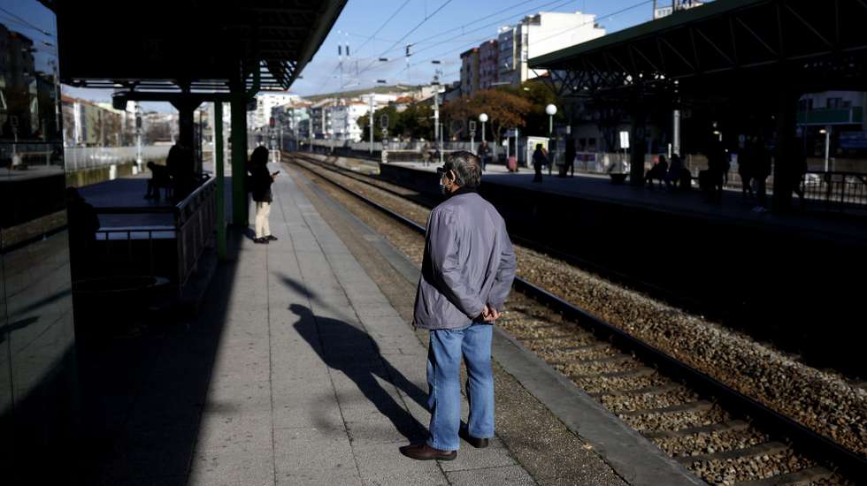 Utentes aguardam por um comboio na estação da Amadora, durante a greve dos maquinistas da Comboios de Portugal (CP), na Amadora, 10 de março de 2023. Os maquinistas contestam os aumentos salariais propostos pela CP e questões específicas da sua categoria profissional, como condições de trabalho e o cumprimento do acordo de empresa. ANTÓNIO PEDRO SANTOS/LUSA