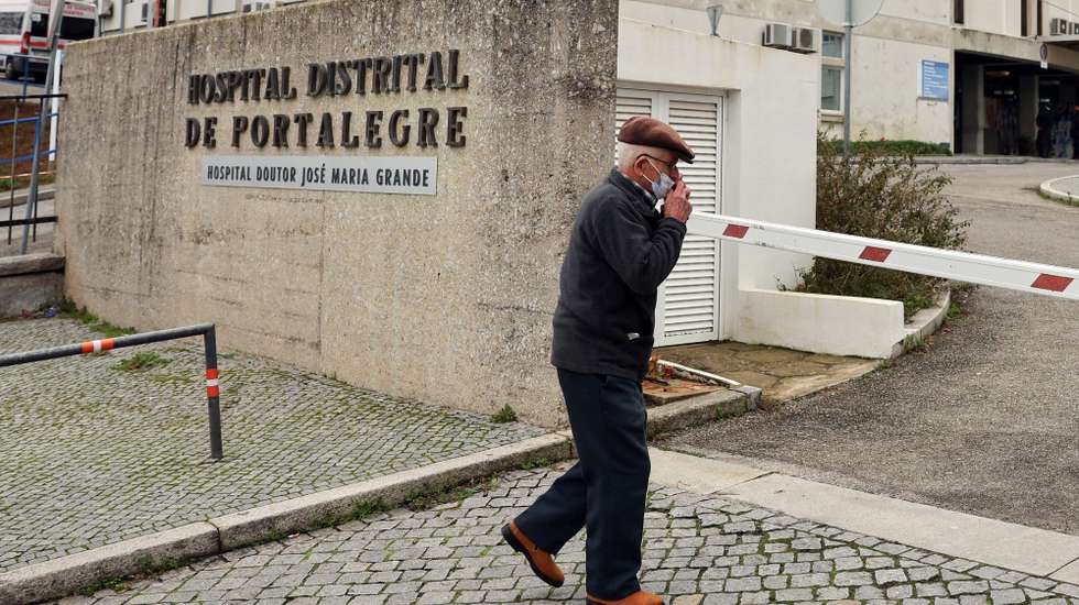 Entrada do edifício principal do Hospital Dr. José Maria Grande, Portalegre, 10 de janeiro de 2023. NUNO VEIGA/LUSA