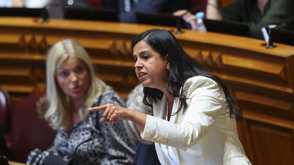A porta-voz do Pessoas, Animais e Natureza (PAN), Inês Sousa Real, intervém durante o debate da moção de censura ao governo, apresentada pelo Chega, que decorreu na Assembleia da República, com a presença do primeiro-ministro, António Costa (ausente na foto), em Lisboa, 19 de setembro de 2023. ANTÓNIO COTRIM/LUSA