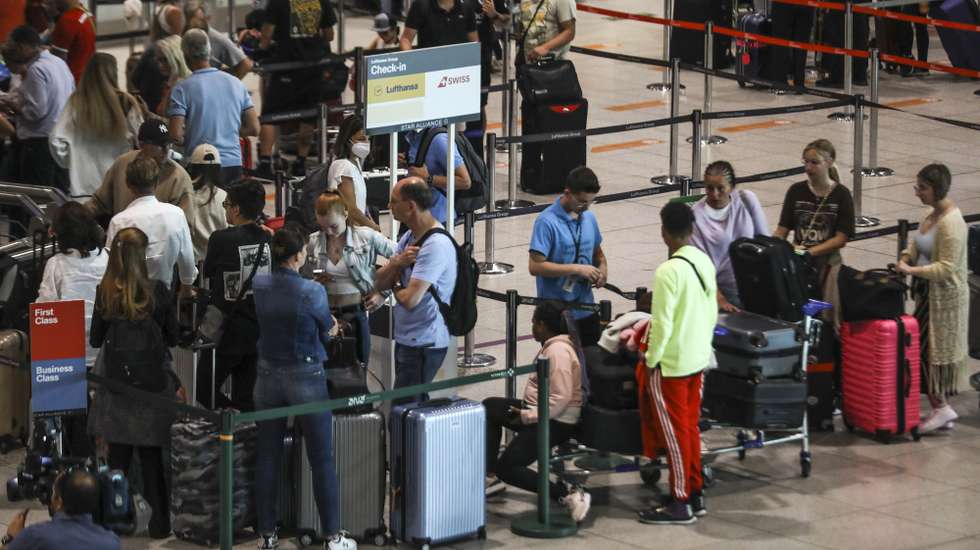 Passageiros no terminal 1 do aeroporto de Lisboa, durante a greve da Portway, desde as 00:00 de hoje e até às 23:59 do dia 28, nos aeroportos de Lisboa, Porto, Faro e Funchal, organizada pelo Sindicato Nacional Dos Trabalhadores Da Aviação Civil (SINTAC), contra a política de recursos humanos assumida ao longo dos últimos anos pela Portway, empresa detida pelo Grupo VINCI, de "confronto e desvalorização dos trabalhadores por via de consecutivos incumprimentos do Acordo de Empresa, confrontação disciplinar, ausência de atualizações salariais, deturpação das avaliações de desempenho que evitam as progressões salariais e má-fé nas negociações", junto ao aeroporto de Lisboa, 26 de agosto de 2022. MIGUEL A. LOPES/LUSA