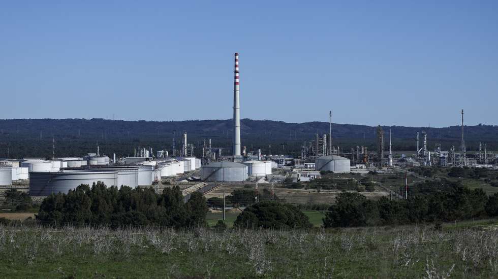 Silos da refinaria da Galp em Sines, 22 de novembro de 2023. A Estratégia Nacional para o Hidrogénio (EN-H2) foi aprovada pelo Conselho de Ministros em 21 de maio de 2020 e contemplava um grande projeto em Sines, que custará entre 04 a 4,5 mil milhões de euros dos 7.000 milhões totais previstos para o plano, dos quais 85% seria investimento privado. (ACOMPANHA TEXTO DA LUSA DE 26 DE NOVEMBRO DE 2023). MIGUEL A. LOPES/LUSA