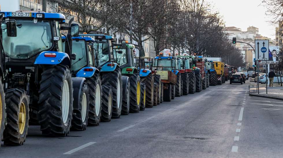 Agricultores do Baixo Mondego continuam a bloqueiar a avenida Fernão de Magalhães com tratores e alfaias agrícolas no segundo dia de protesto em Coimbra, 02 de fevereiro de 2024. O protesto, uma iniciativa do Movimento Civil de Agricultores, decorre um dia depois de o Governo ter anunciado um pacote de mais de 400 milhões de euros, destinado a mitigar o impacto provocado pela seca e a reforçar o Plano Estratégico da Política Agrícola Comum (PEPAC). RUI MINDERICO/LUSA