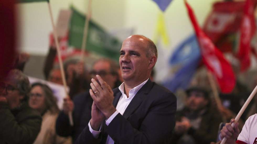 Paulo Raimundo, secretário-geral do Partido Comunista Português (PCP), durante um comício da CDU no âmbito da campanha eleitoral para as eleições legislativas de 10 março, em Santarém, 2 de março de 2024. PAULO CUNHA/LUSA
