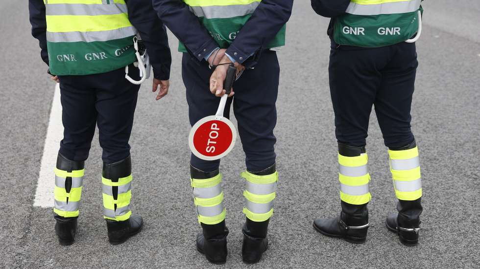 Militares da Guarda Nacional Republicana (GNR) durante uma ação de fiscalização/sensibilização sobre segurança rodoviária na Autoestrada A12, em Palmela, 29 de dezembro de 2023. ANTÓNIO PEDRO SANTOS/LUSA