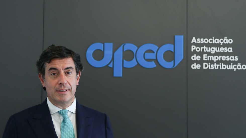O diretor-geral da Associação Portuguesa de Empresas de Distribuição (APED), Gonçalo Lobo Xavier, posa para a fotografia durante uma entrevista à agência Lusa, na sede da APED, em Lisboa, 07 de abril de 2021. O diretor-geral da Associação Portuguesa de Empresas de Distribuição (APED) defendeu, em entrevista á Lusa, a venda dos autotestes covid-19 nos supermercados e hipermercados, salientando que o setor quer estar "na parte da solução". (ACOMPANHA TEXTO DE 11/04/2021) MANUEL DE ALMEIDA/LUSA