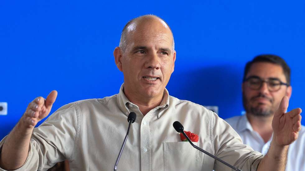 O secretário-geral do Partido Comunista Português (PCP), Paulo Raimundo, intervém durante um almoço comemorativo dos 50 anos do 25 de Abril, em São João da Talha, Loures,  21 de abril de 2024. ANTÓNIO COTRIM/LUSA