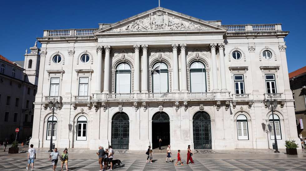 Turistas caminham em frente à Câmara Municipal de Lisboa, em Lisboa, 06 de agosto de 2024. Baixa. Turismo. Paços do Concelho. CML. ANTÓNIO PEDRO SANTOS/LUSA