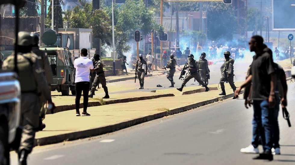 A polícia moçambicana travou hoje, no centro de Maputo, uma manifestação com poucas dezenas de pessoas em protesto contra os resultados anunciados das eleições gerais de 09 de outubro, lançando gás lacrimogéneo para dispersar, 04 de novembro de 2024. LUÍSA NHANTUMBO/LUSA
