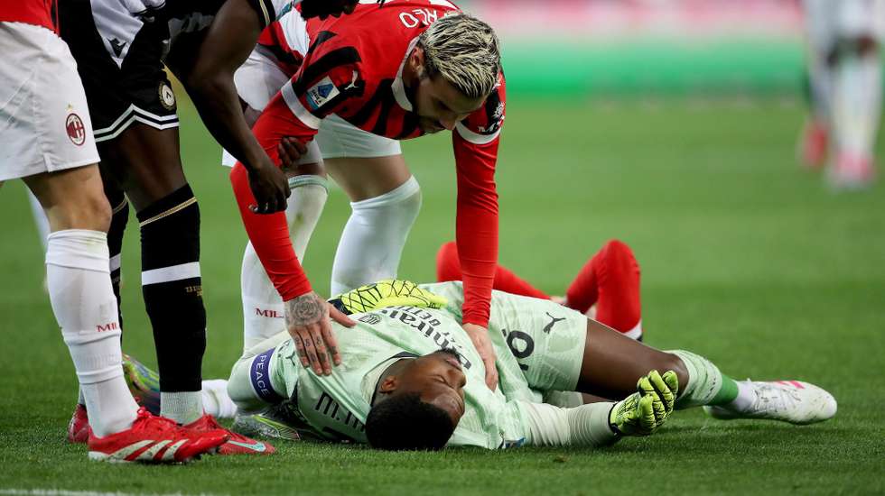 epa12026137 Milanâ€™s Mike Maignan injured during the Italian Serie A soccer match Udinese Calcio vs AC Milan at the Friuli - Bluenergy Stadium in Udine, Italy, 11 April 2025.  EPA/Gabriele Menis