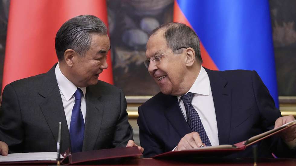 epa12002848 Russian Foreign Minister Sergei Lavrov (R) and Chinese Foreign Minister Wang Yi attend a signing ceremony following their talks in Moscow, Russia, 01 April 2025. China's foreing minister is on a three-day working visit to Russia.  EPA/PAVEL BEDNYAKOV / POOL
