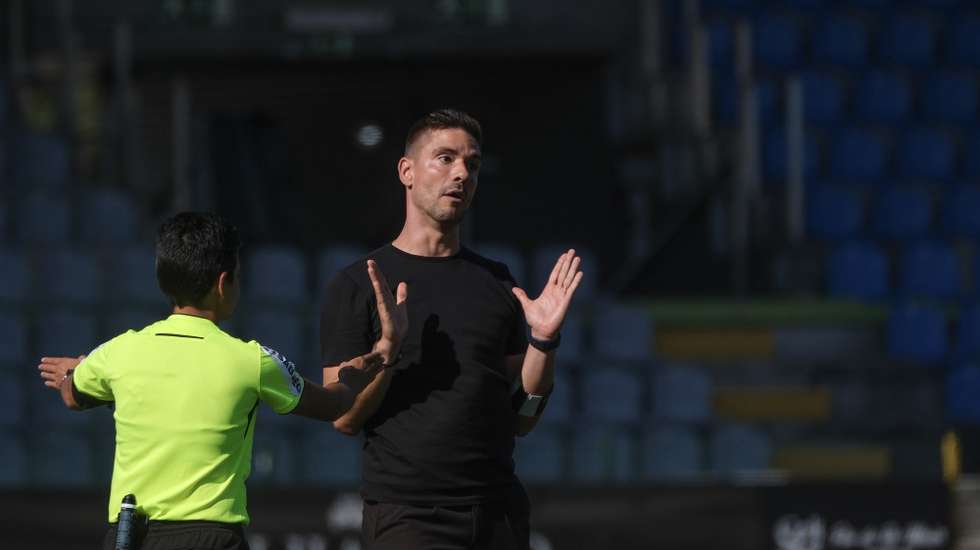 O treinador do Nacional, Tiago Margarido, durante o jogo da 4ª jornada da I Liga de Futebol, realizado com o Casa Pia no Estádio Municipal da cidade de Rio Maior, 30 de agosto de 2025. CARLOS BARROSO/LUSA.