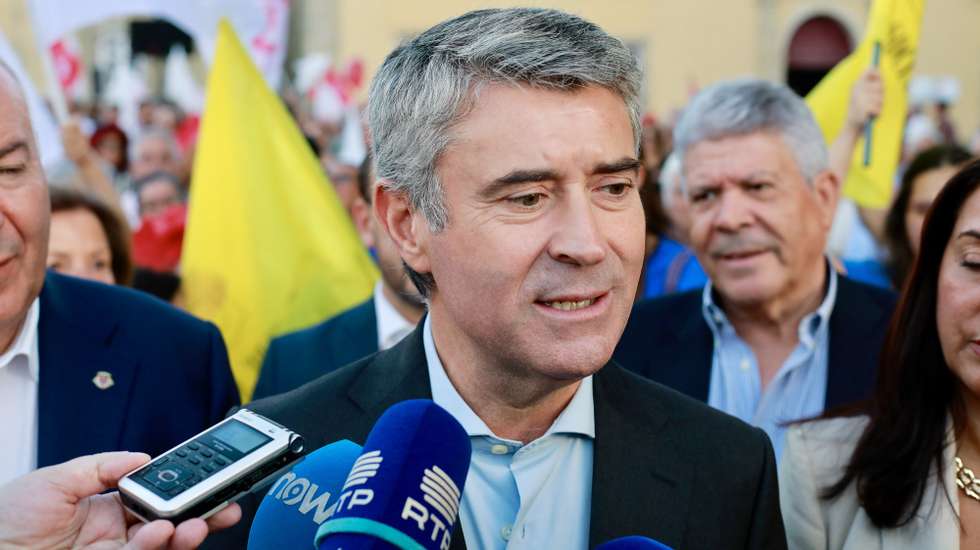 O secretário-geral do Partido Socialista (PS), José Luís Carneiro, fala com os jornalistas durante a sessão de apresentação do candidato à Câmara Municipal de Castelo Branco Leopoldo Rodrigues  (ausente na fotografia), em Castelo Branco, 26 de setembro de 2025. MIGUEL PEREIRA DA SILVA/LUSA
