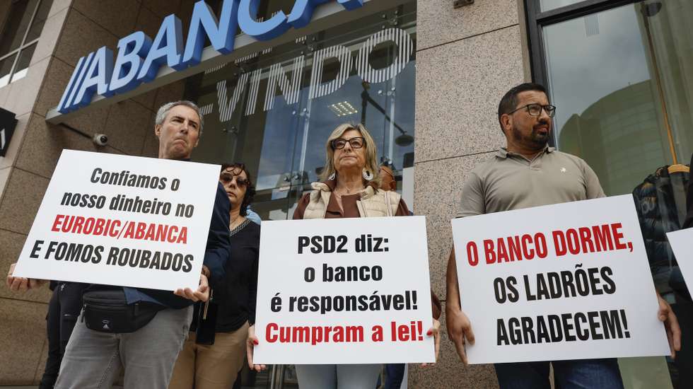 Clientes burlados protestam durante uma concentração em frente ao Grupo ABanca, em Lisboa, 20 de outubro de 2025. O objetivo é dar visibilidade pública a dezenas de casos de burlas informáticas, cujas vítimas continuam sem ressarcimento, apesar das evidências e do silêncio das entidades de supervisão, nomeadamente o Banco de Portugal. ANTÓNIO PEDRO SANTOS/LUSA