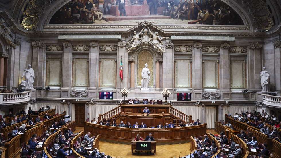O ministro de Estado e das Finanças, Joaquim Miranda Sarmento, usa da palavra durante a sessão plenária sobre o Orçamento do Estado para 2026 (OE2026), na Assembleia da República, em Lisboa, 28 de outubro de 2025. A Assembleia da República continua hoje a debater em plenário a proposta do Governo de Orçamento do Estado para 2026. TIAGO PETINGA/LUSA