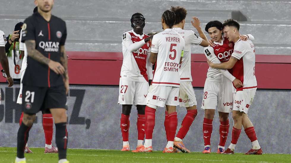 epa12557859 Takumi Minamino of Monaco celebrates with temmates after scoring the 1-0 opening goal during the French Ligue 1 soccer match between AS Monaco and Paris Saint-Germain FC, in Monaco, 29 November 2025.  EPA/SEBASTIEN NOGIER