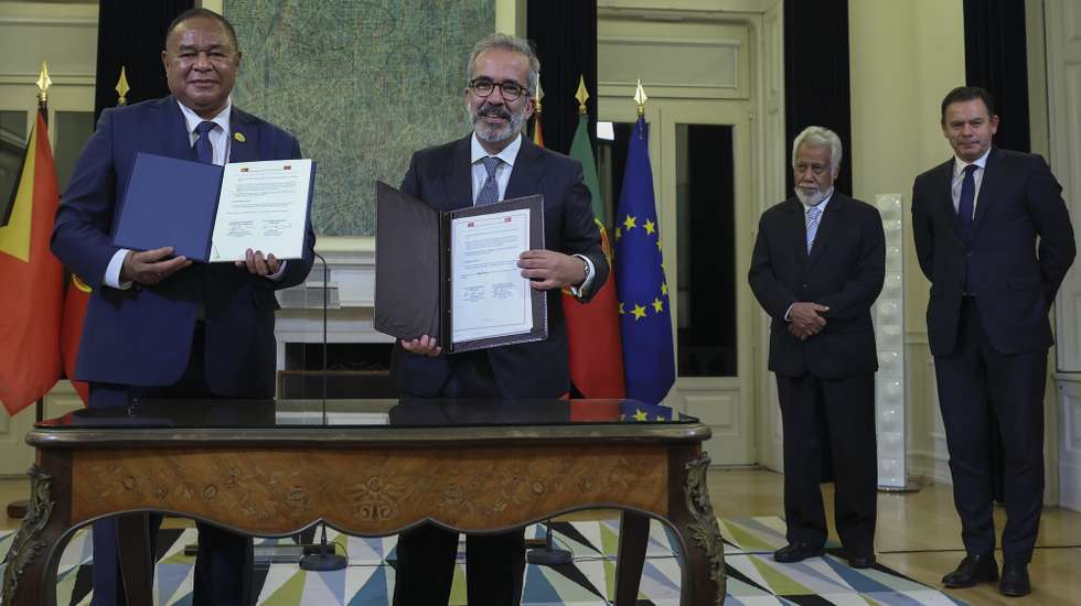 O primeiro-ministro, Luís Montenegro (D), acompanhado pelo primeiro-ministro de Timor Leste, Xanana Gusmão (2D), observam o ministro dos Negócios Estrangeiros de Timor-Leste, Bendito Freitas (E) e o ministro de Estado e dos Negócios Estrangeiros, Paulo Rangel (2E), durante a assinatura de um acordo após um encontro na residência Oficial de S. Bento, em Lisboa, 14 de outubro de 2024. ANTÓNIO COTRIM/LUSA